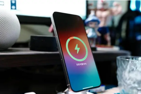东川苹果15换屏服务分享用什么充电器给iPhone15充电更好 